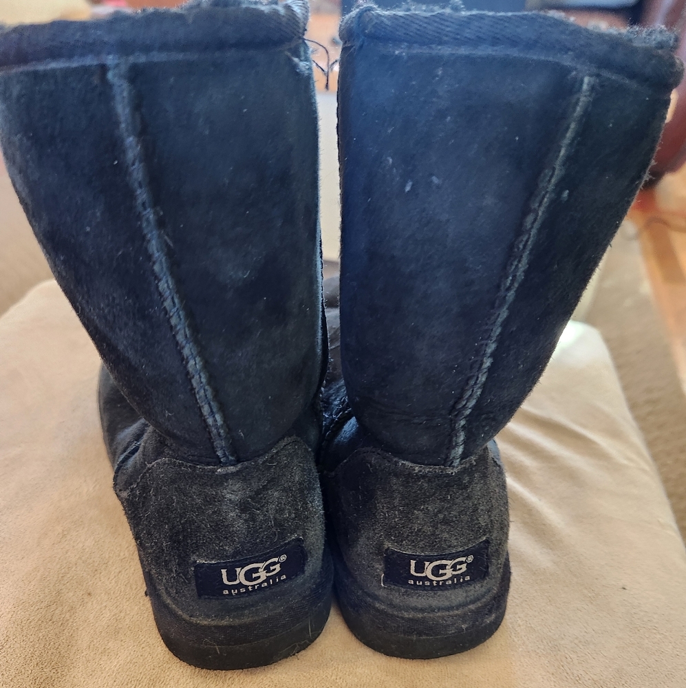 UGG Classic Women Size Size 6 EU 37 Black Short Ankle Shearling Boots S/N 5825